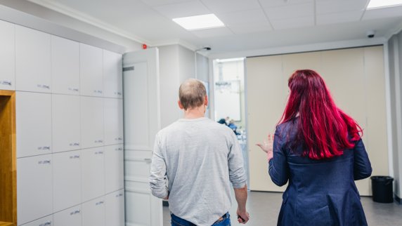 Två lärare i en skolkorridor