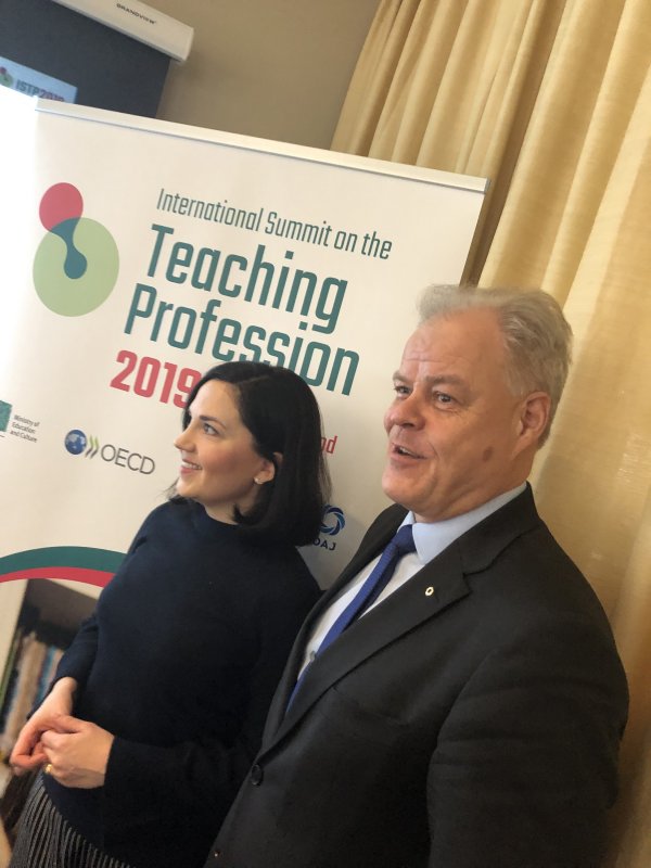 Undervisningsminister Sanni Grahn-Laasonen och ordförande för Undervisningssektorns fackorganisation OAJ, Olli Luukkainen ser fram emot toppmötet i mitten av mars. Foto: Tom Ahlfors