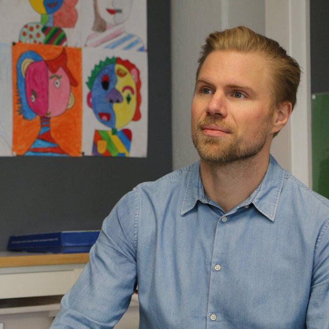 Tidigare hockeyproffset Sean Bergenheim följer noga med undervisningen i skolan han själv gått i.