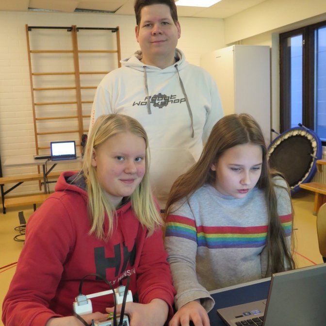 Roligt och annorlunda, tyckte eleverna om robotkursen. Här jobbar Engla Karlsson och Emelie Koskinen till höger. I bakgrunden Jonny Björkström.