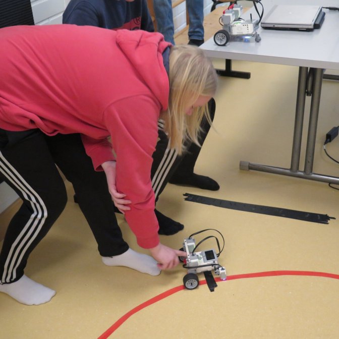 Sanningens minut. Startar roboten och kör längs den röda linjen, som det var tänkt, eller gör den något annat?