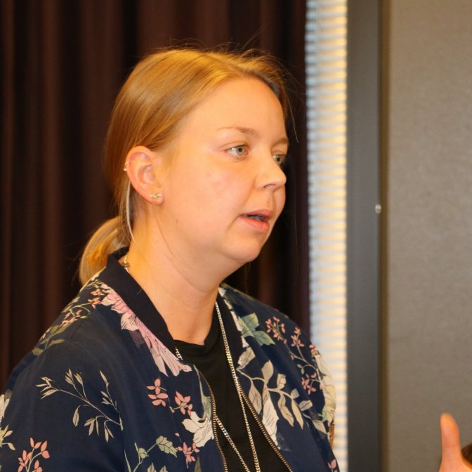 Anna Nylund från Korsholms svenska lärarförening vill att FSL utreder vilka program för mentorskap som finns i skolorna. Foto: Mattias Fagerholm